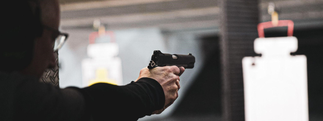 Cui se adreseaza cursul de arme si munitii?